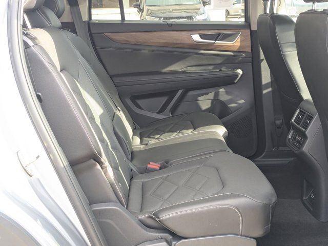 2025 Volkswagen Atlas SE w/Tech - Photo 31