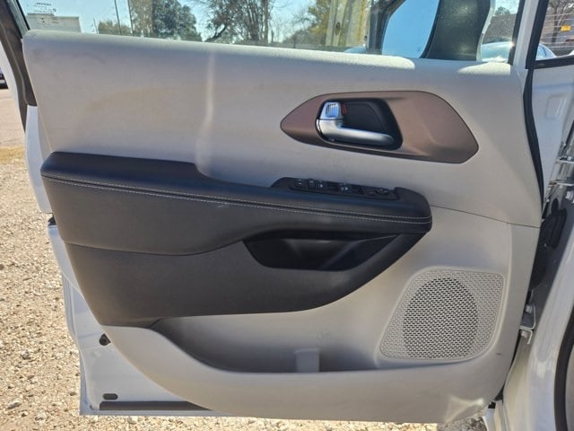 Thumbnail: 2023 Chrysler Voyager - 13