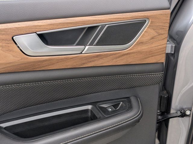 2025 Volkswagen Atlas SE w/Tech - Photo 24