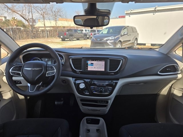 Thumbnail: 2023 Chrysler Voyager - 24