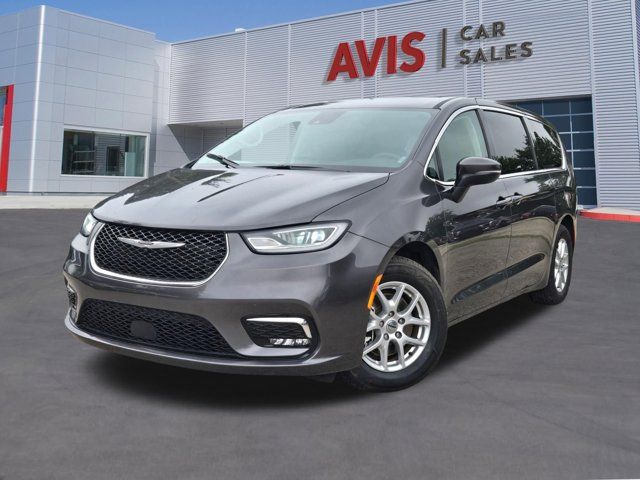2023 Chrysler Pacifica Touring L's photo