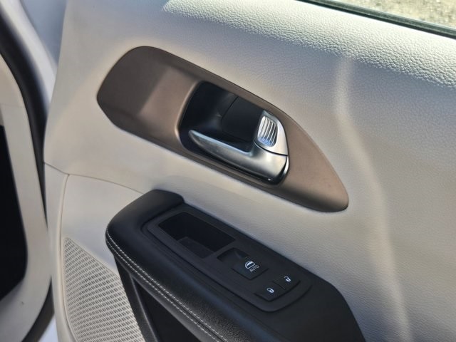 Thumbnail: 2023 Chrysler Voyager - 28