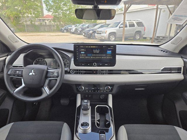 Thumbnail: 2025 Mitsubishi Outlander - 25