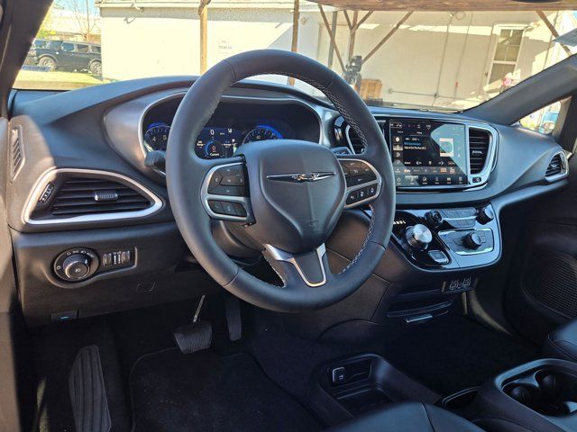 Thumbnail: 2025 Chrysler Pacifica - 15