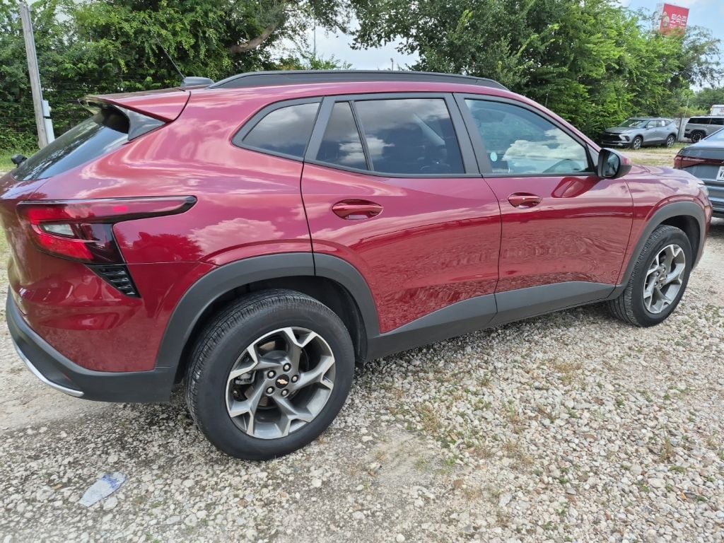 Thumbnail: 2025 Chevrolet Trax - 3