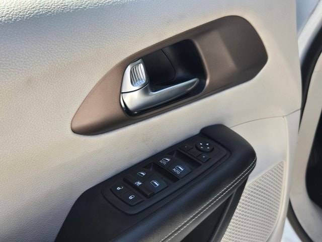 Thumbnail: 2023 Chrysler Voyager - 14