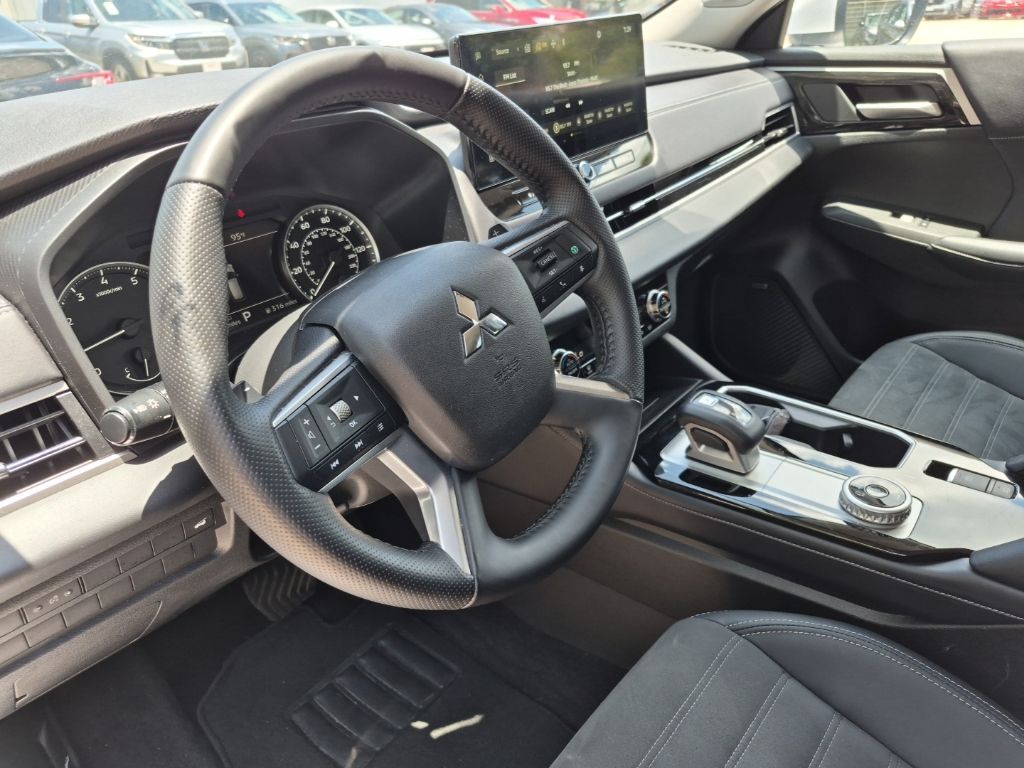 Thumbnail: 2025 Mitsubishi Outlander - 7