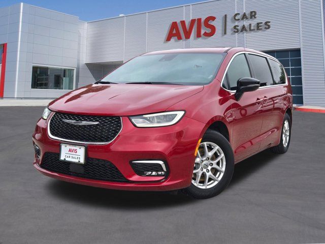 2025 Chrysler Pacifica Select's photo