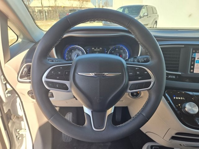 Thumbnail: 2023 Chrysler Voyager - 20