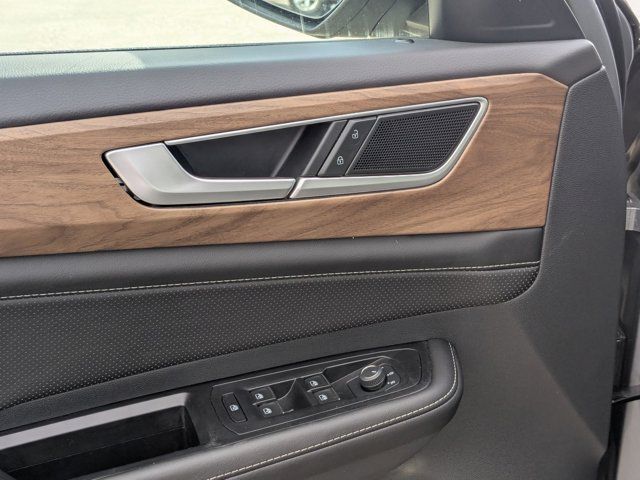 2025 Volkswagen Atlas SE w/Tech - Photo 13
