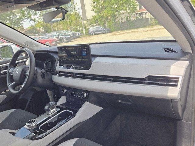 Thumbnail: 2025 Mitsubishi Outlander - 31