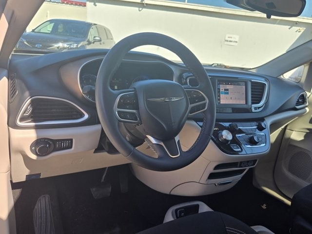 Thumbnail: 2023 Chrysler Voyager - 15