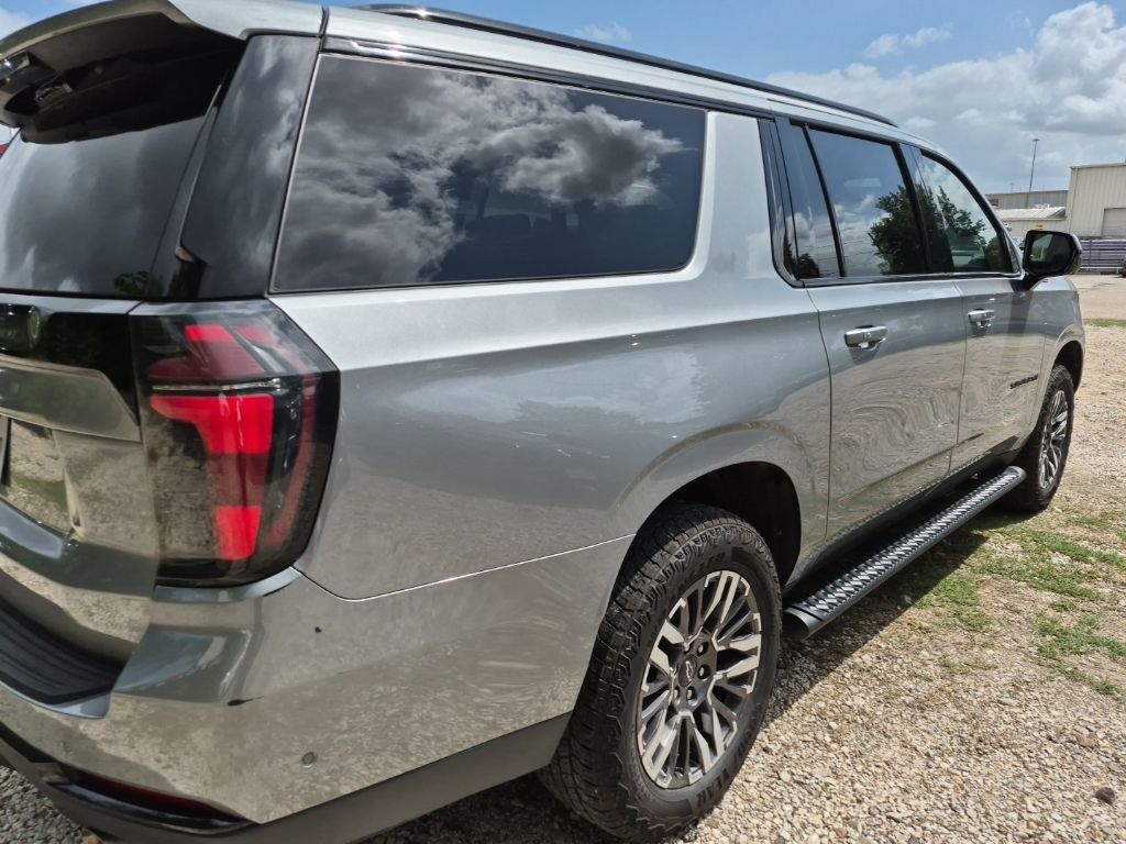 Thumbnail: 2025 Chevrolet Suburban - 3