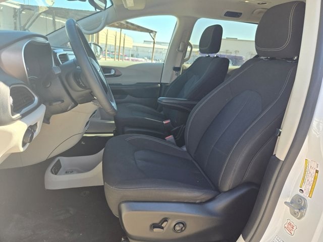 Thumbnail: 2023 Chrysler Voyager - 23