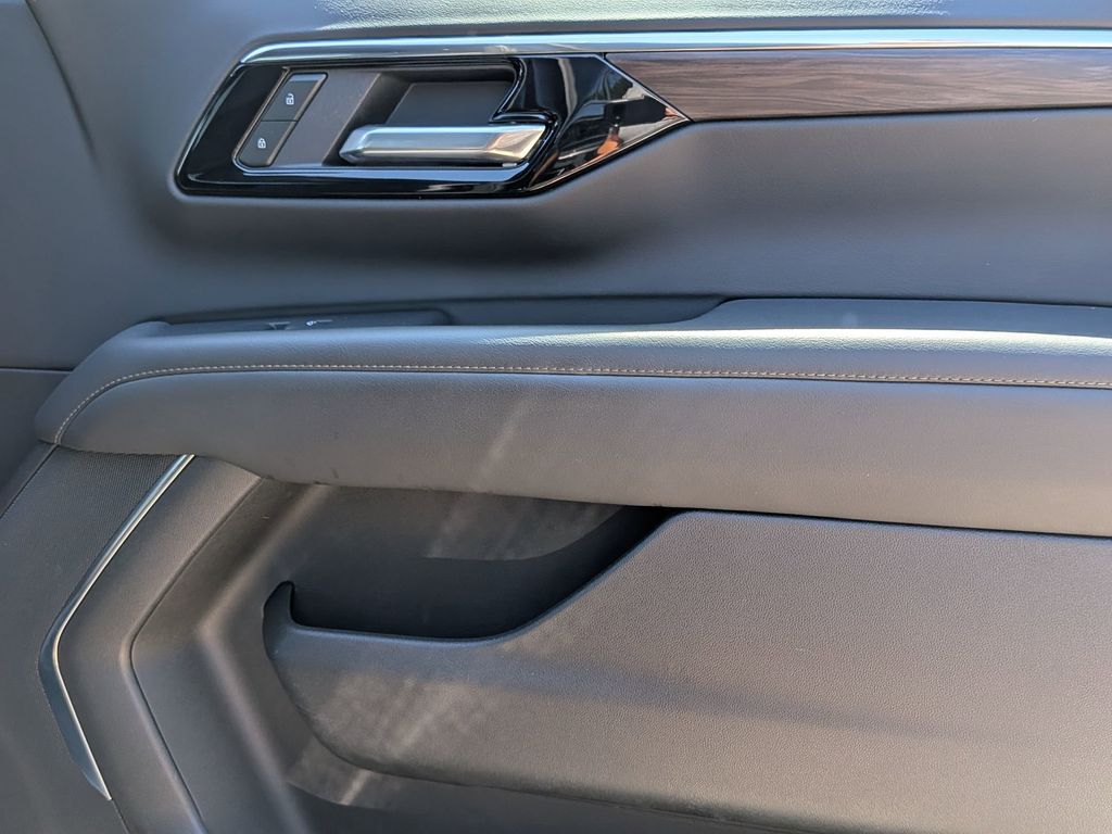Thumbnail: 2025 Chevrolet Suburban - 32