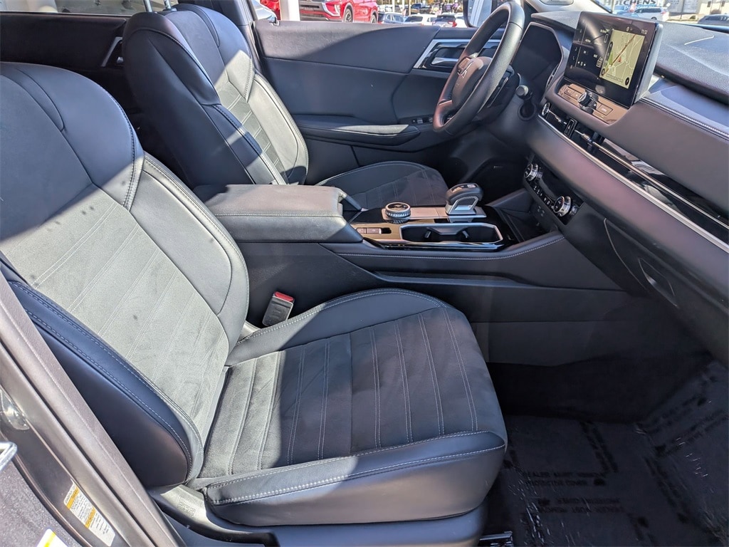 Thumbnail: 2025 Mitsubishi Outlander - 32