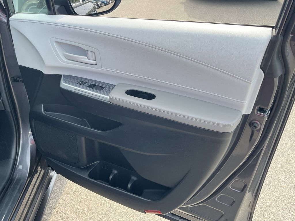 Thumbnail: 2025 Toyota Sienna - 33