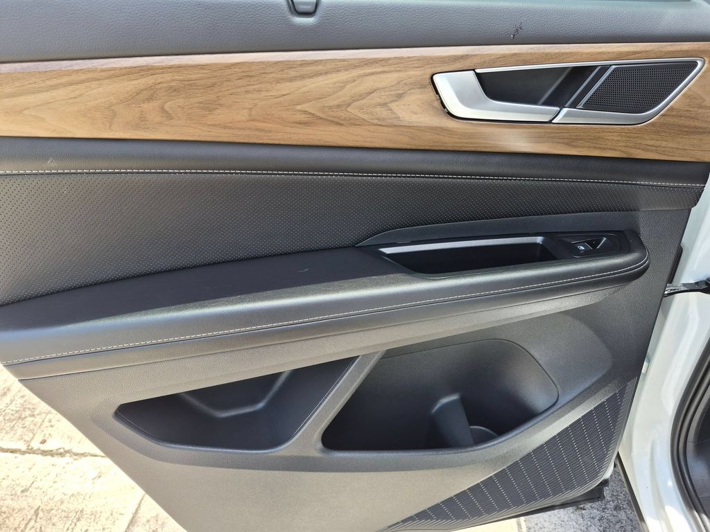 2025 Volkswagen Atlas SE w/Tech - Photo 25