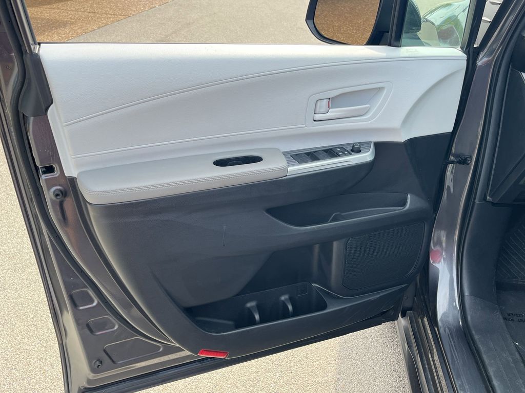 Thumbnail: 2025 Toyota Sienna - 11