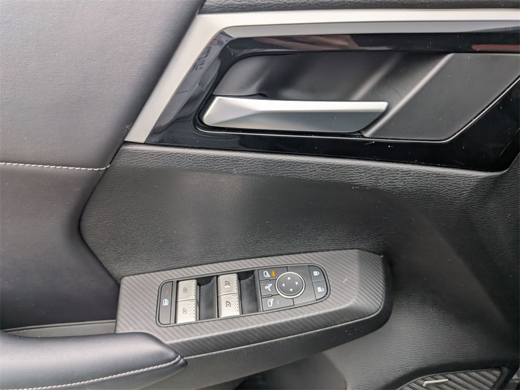 Thumbnail: 2025 Mitsubishi Outlander - 11