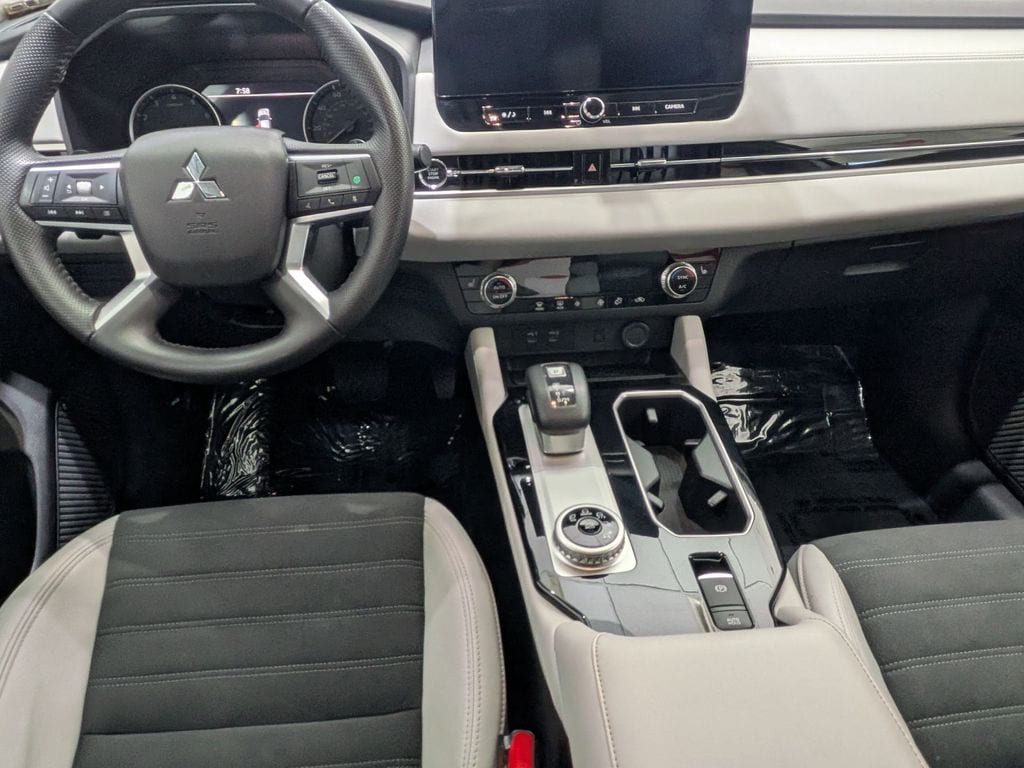 Thumbnail: 2025 Mitsubishi Outlander - 22