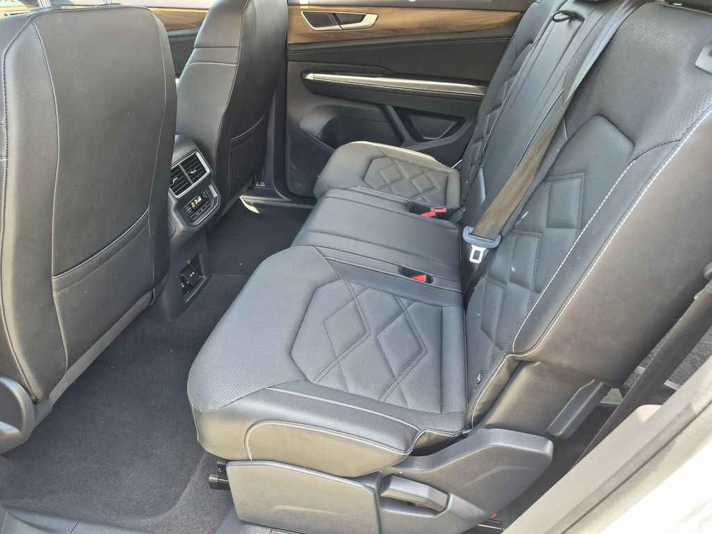 2025 Volkswagen Atlas SE w/Tech - Photo 26