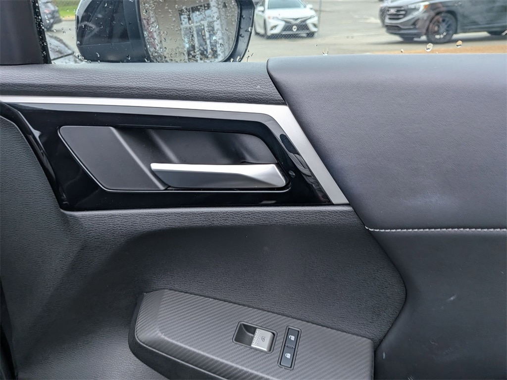 Thumbnail: 2025 Mitsubishi Outlander - 33