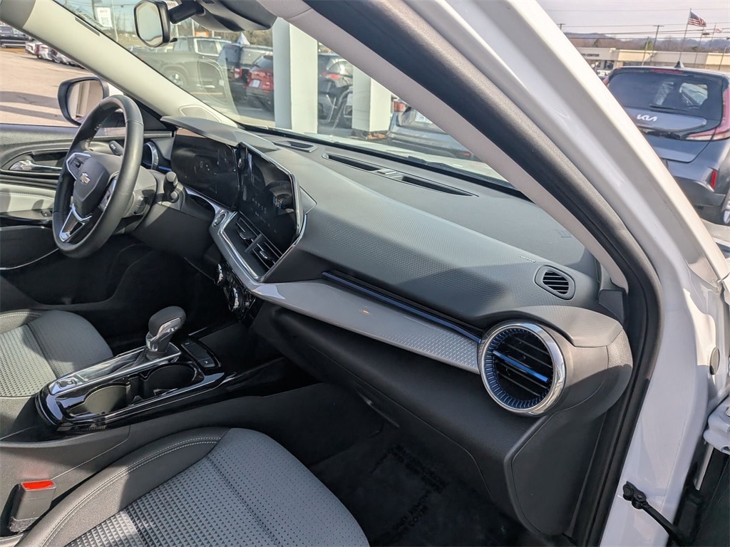 Thumbnail: 2025 Chevrolet Trax - 28