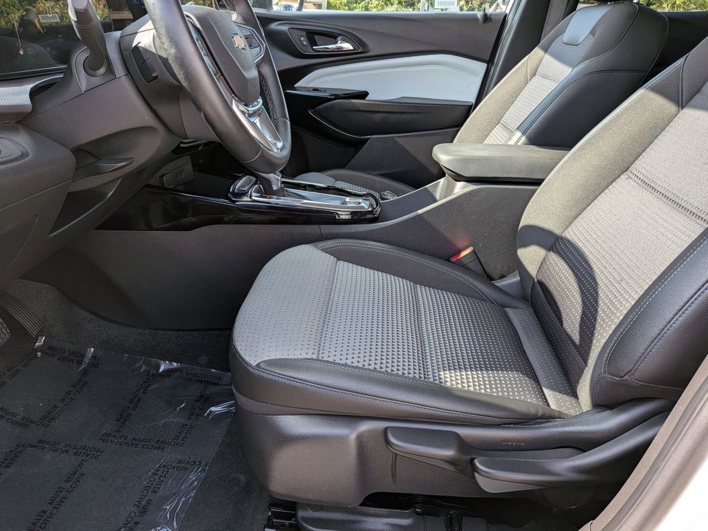 Thumbnail: 2025 Chevrolet Trax - 23