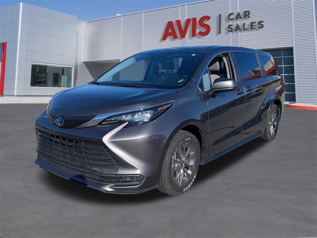 2024 Toyota Sienna LE's photo