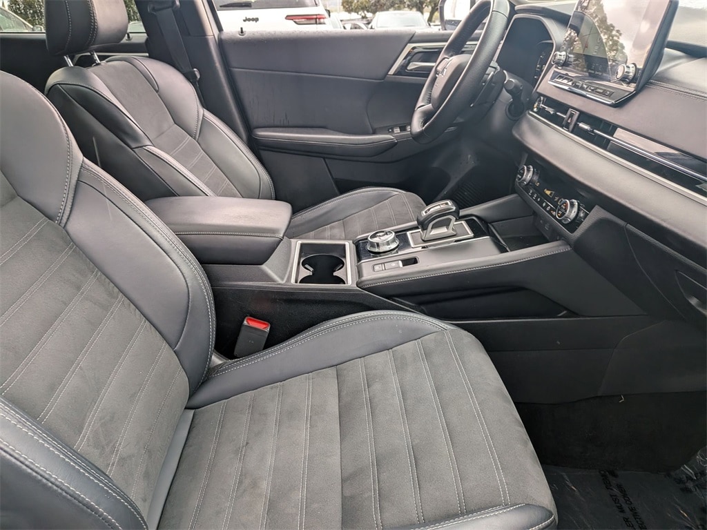 Thumbnail: 2024 Mitsubishi Outlander - 30