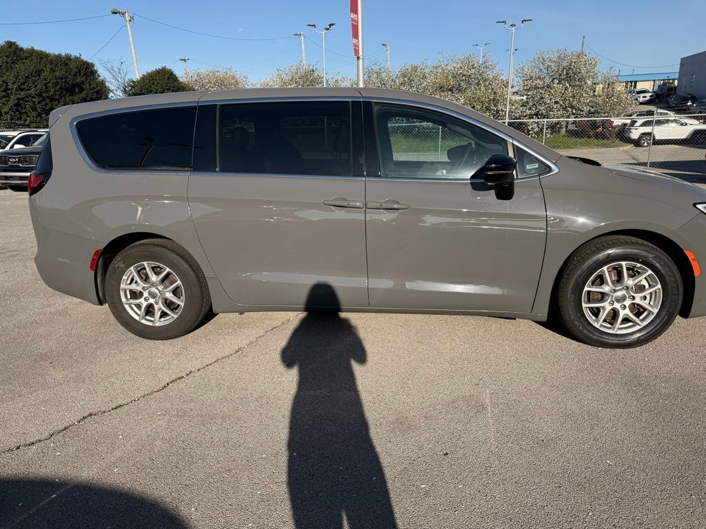 Thumbnail: 2025 Chrysler Pacifica - 4