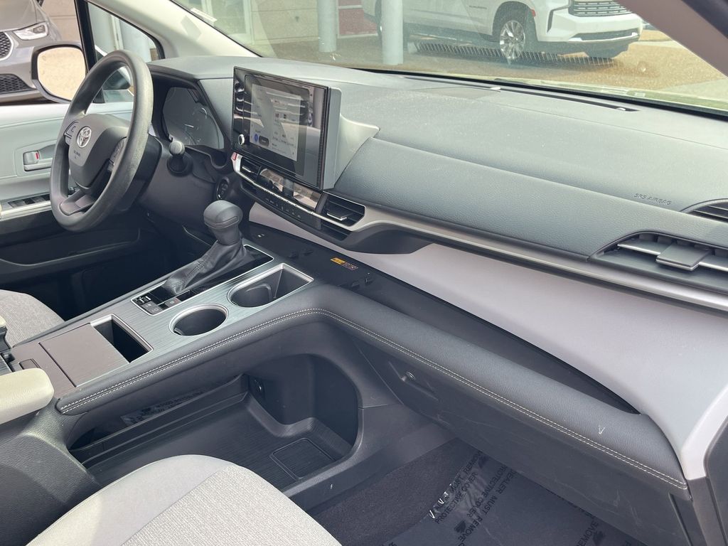 Thumbnail: 2025 Toyota Sienna - 32