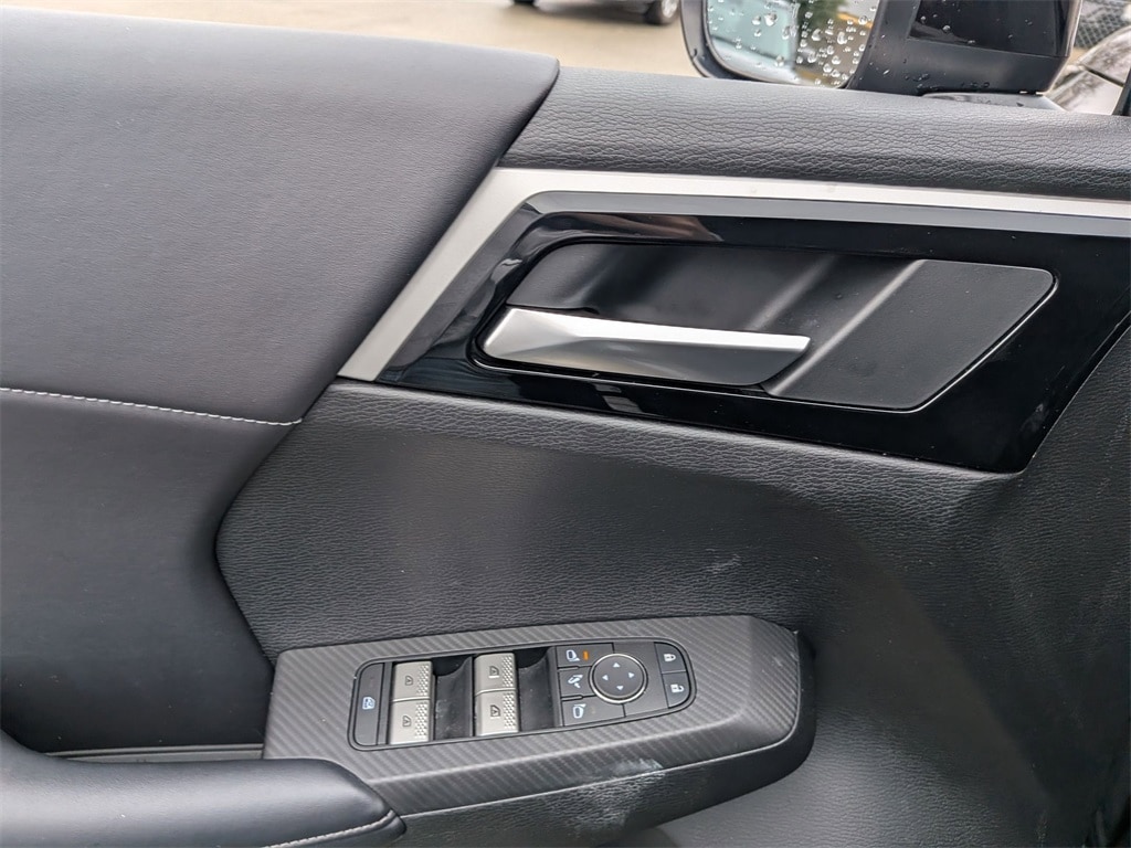 Thumbnail: 2025 Mitsubishi Outlander - 11