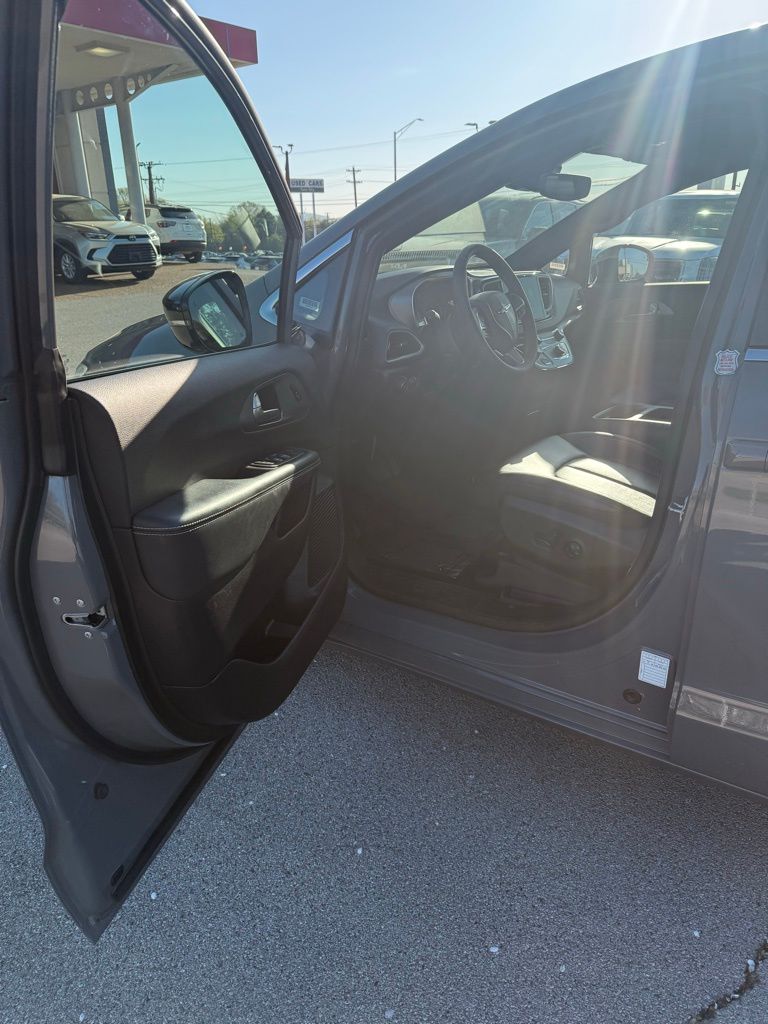 Thumbnail: 2025 Chrysler Pacifica - 9