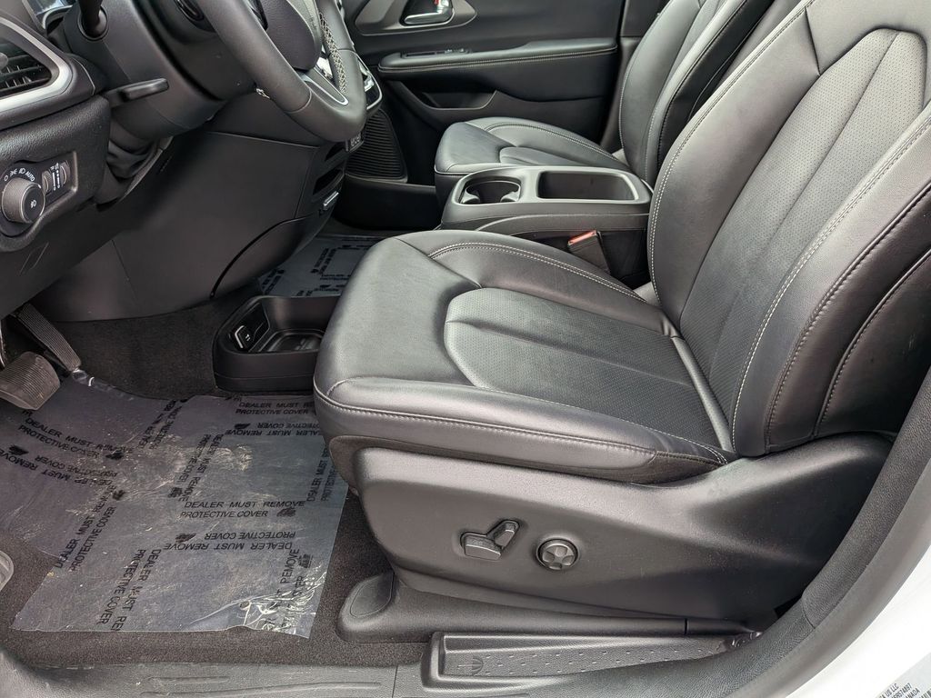 Thumbnail: 2025 Chrysler Pacifica - 23