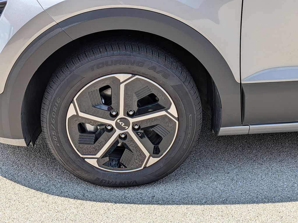 Thumbnail: 2025 Kia Niro - 10