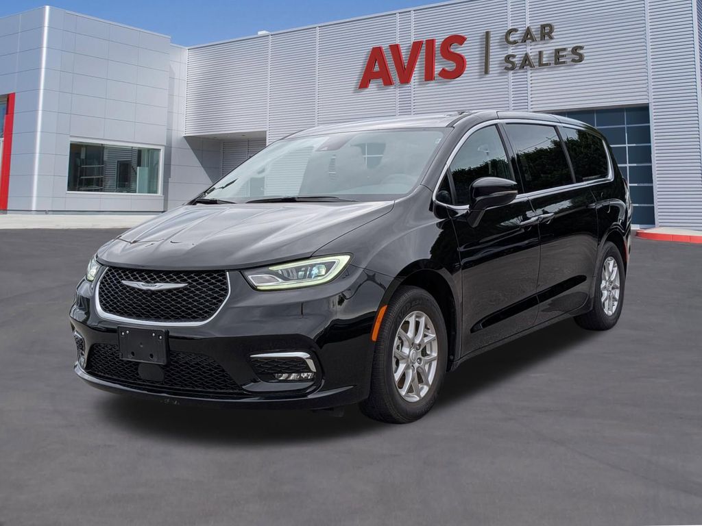 2025 Chrysler Pacifica Select's photo