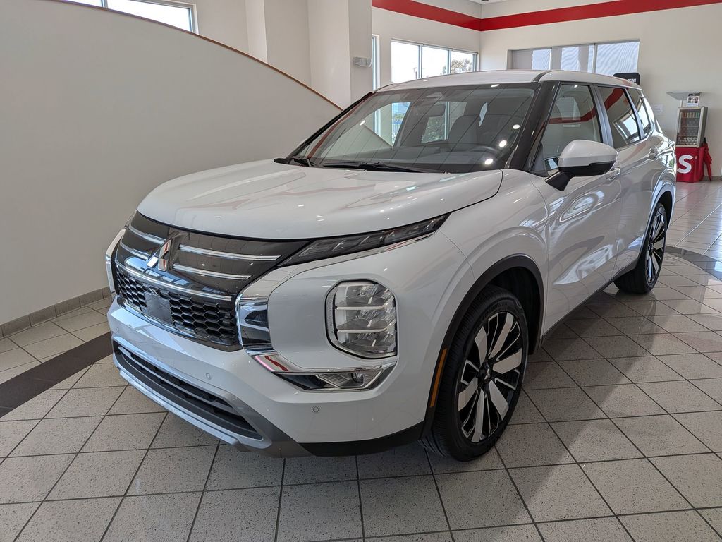 2025 Mitsubishi Outlander SE 2WD's photo