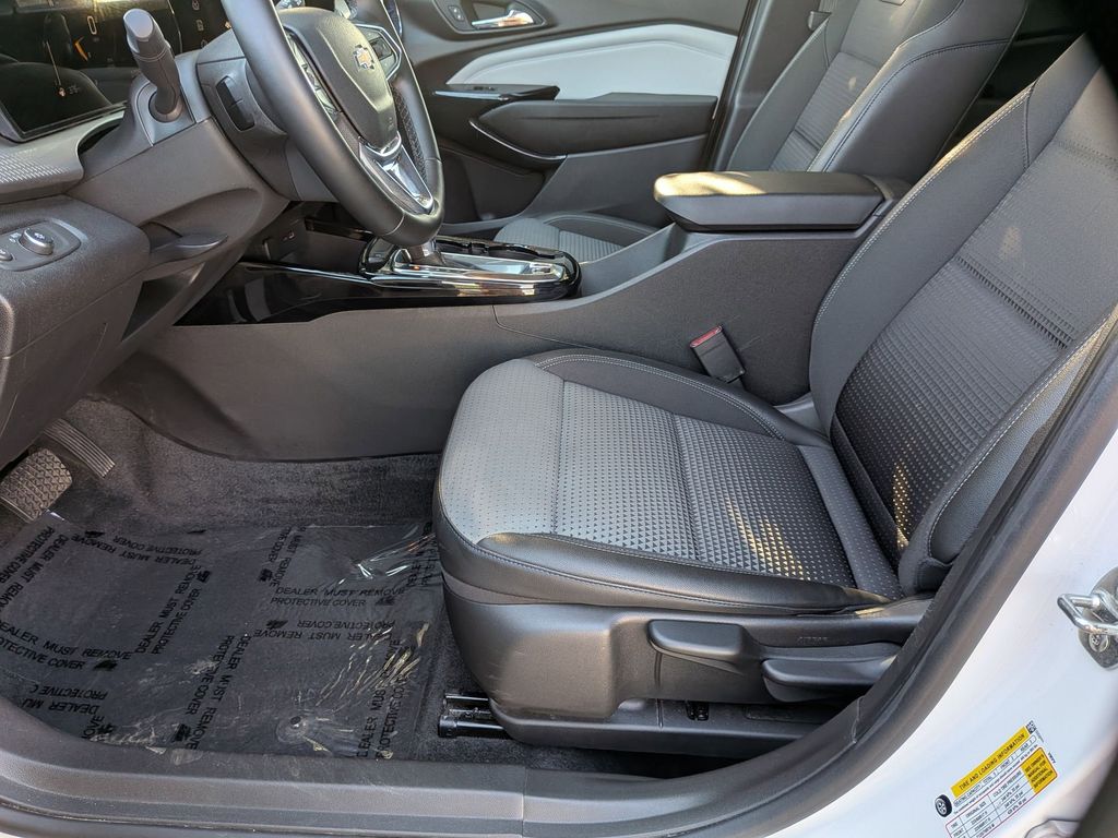 Thumbnail: 2025 Chevrolet Trax - 22