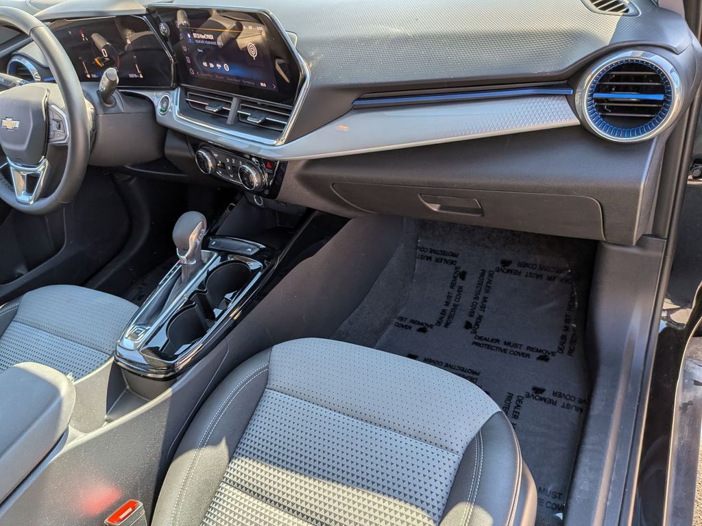 Thumbnail: 2025 Chevrolet Trax - 31