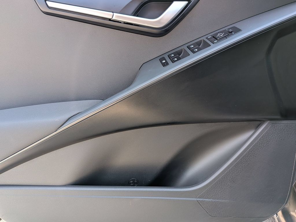 Thumbnail: 2025 Kia Niro - 11