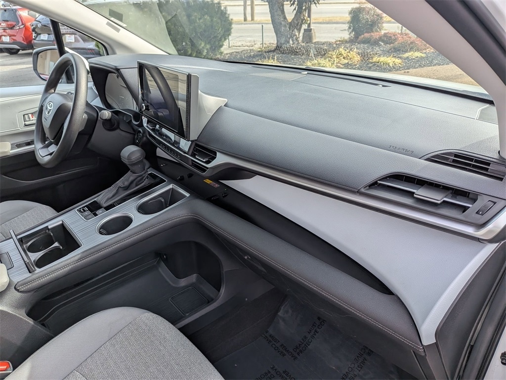 Thumbnail: 2025 Toyota Sienna - 29