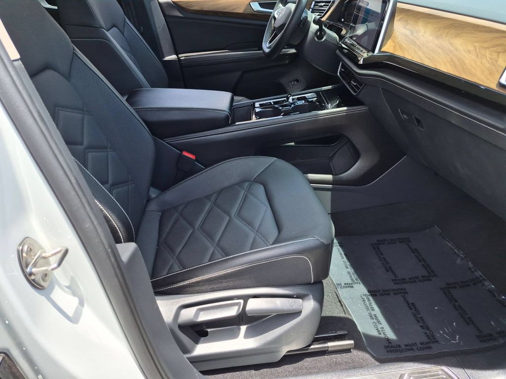 2025 Volkswagen Atlas SE w/Tech - Photo 30