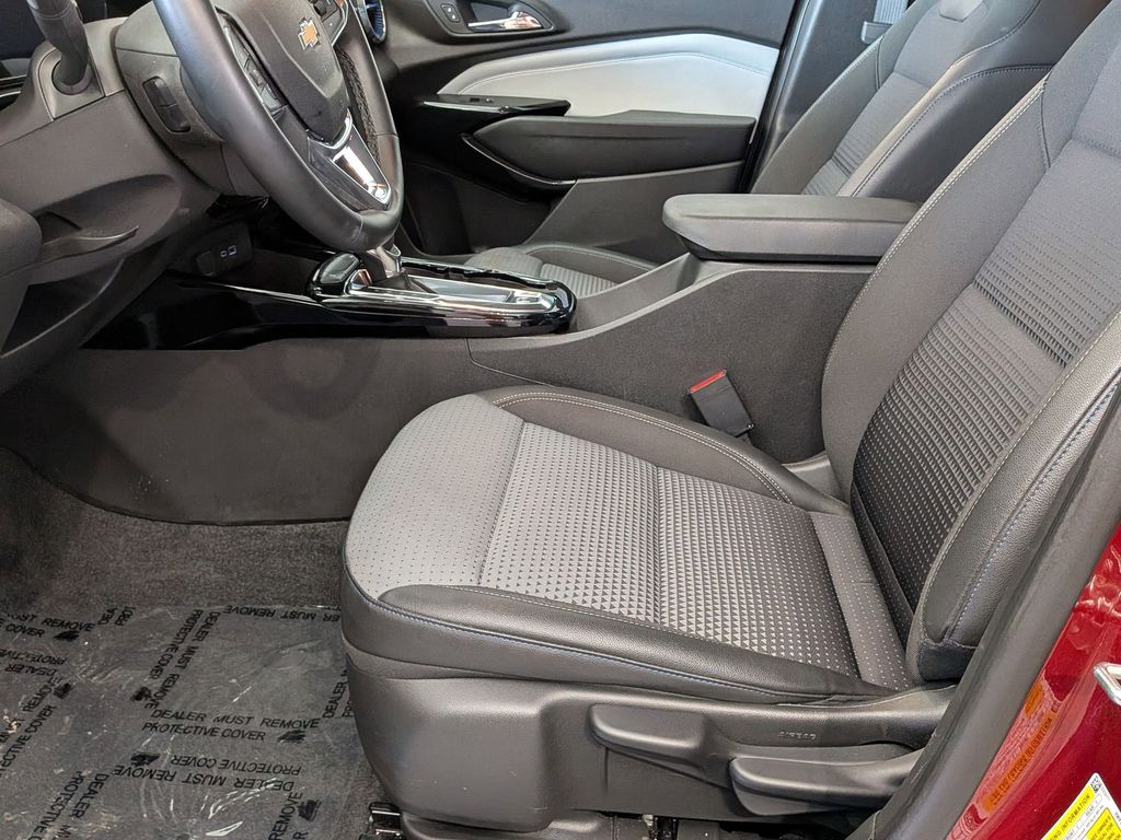 Thumbnail: 2025 Chevrolet Trax - 17