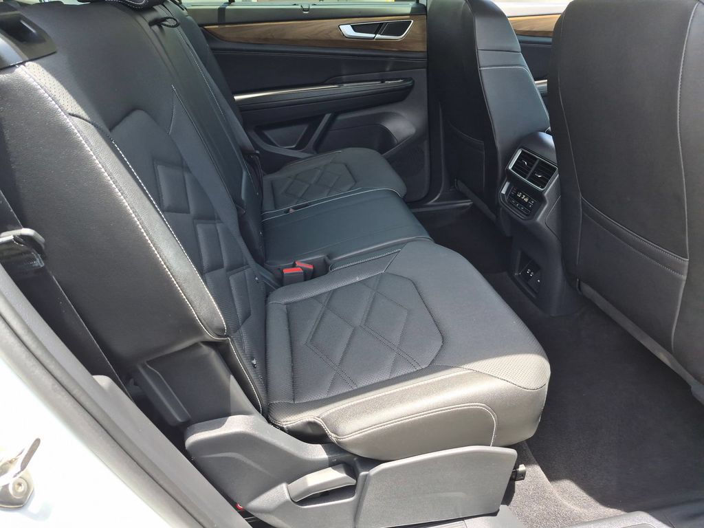 2025 Volkswagen Atlas SE w/Tech - Photo 28
