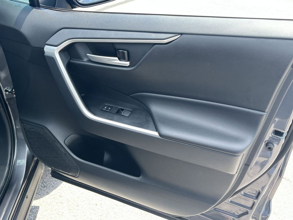 Thumbnail: 2025 Toyota RAV4 - 32