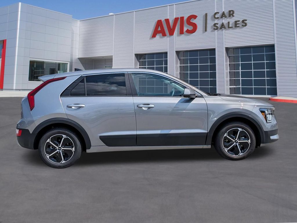 Thumbnail: 2025 Kia Niro - 3