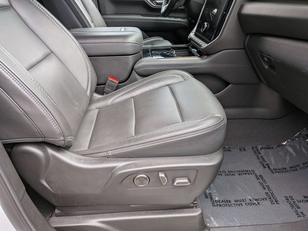 Thumbnail: 2025 GMC Yukon XL - 31