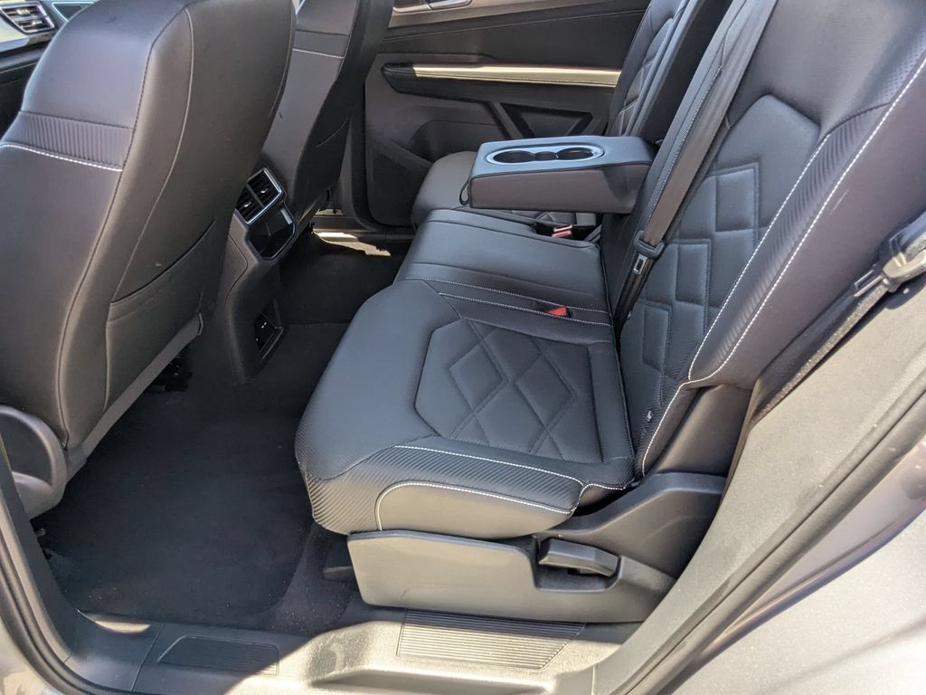 2025 Volkswagen Atlas Cross Sport SE w/Tech - Photo 28